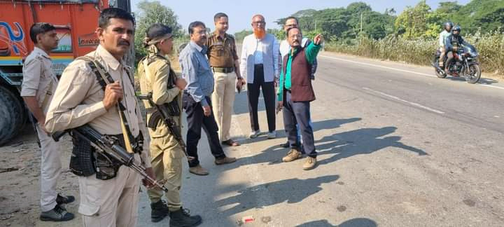 ছবিতে- পরিবহন বিভাগের আধিকারিকদেরকে দুর্ঘটনার রহস্য তদন্ত করতে দেখা যাচ্ছে।